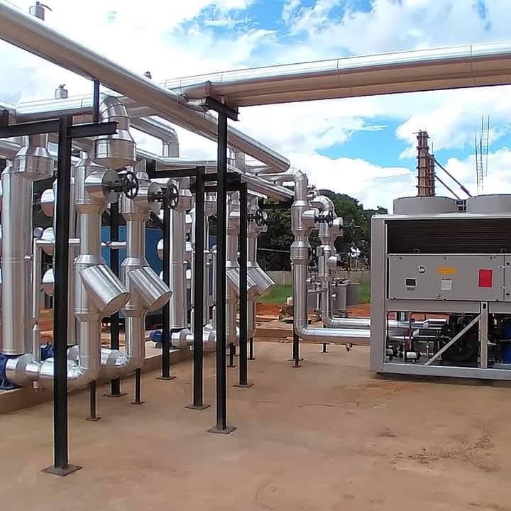 Tubulações e válvulas isoladas em linha de processo